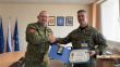 Prslunk Vojenskej polcie si prevzal Pamtn medailu Medzinrodnho centra EOD
